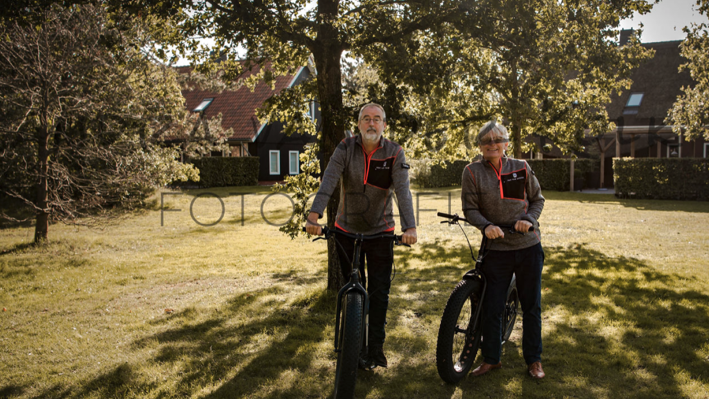 Ronald Giphart en Roland Rozenbroek met fietsen op een grasveld