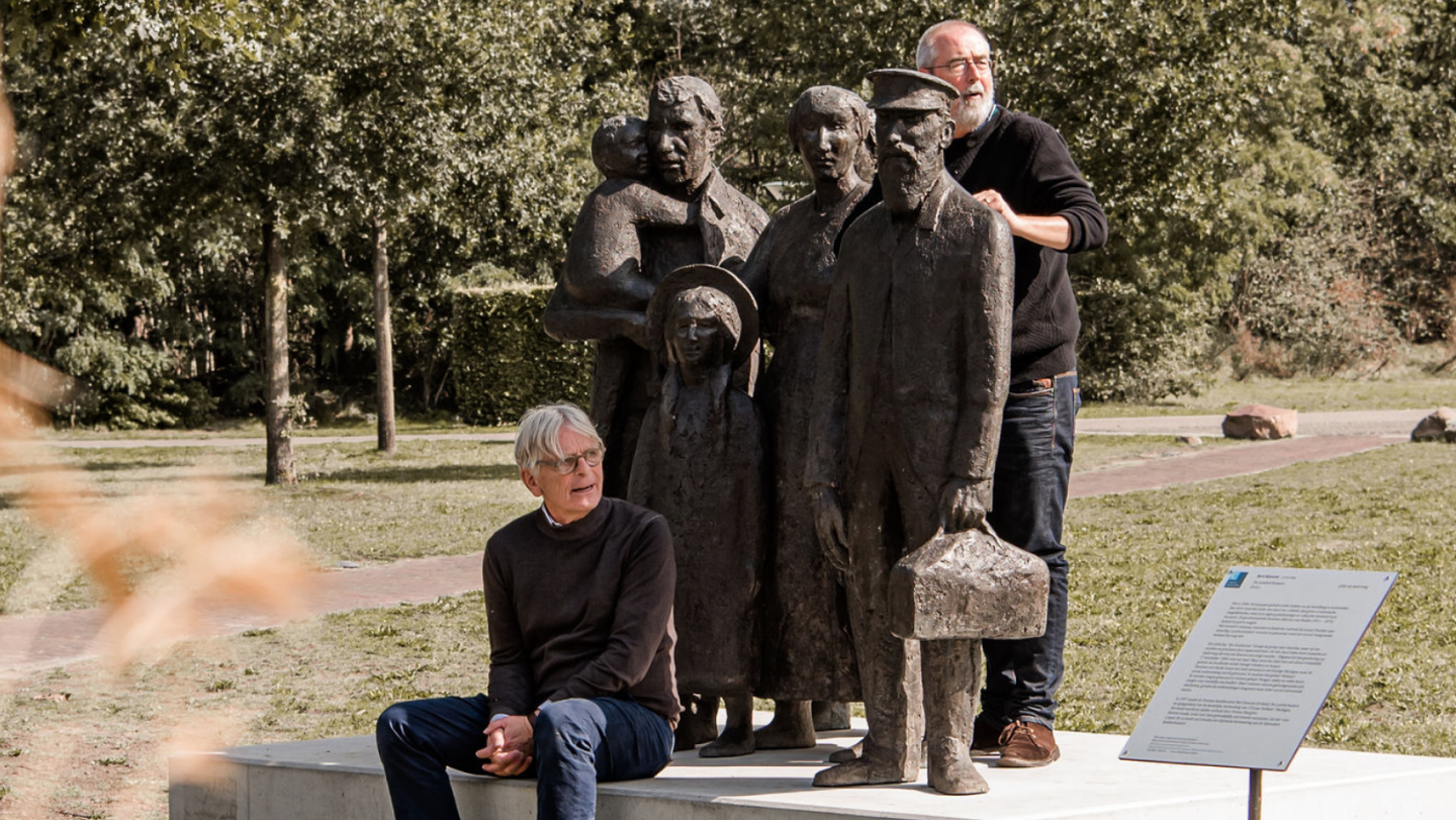 Ronald Giphart en Roland Rozenbroek bij een standbeeld